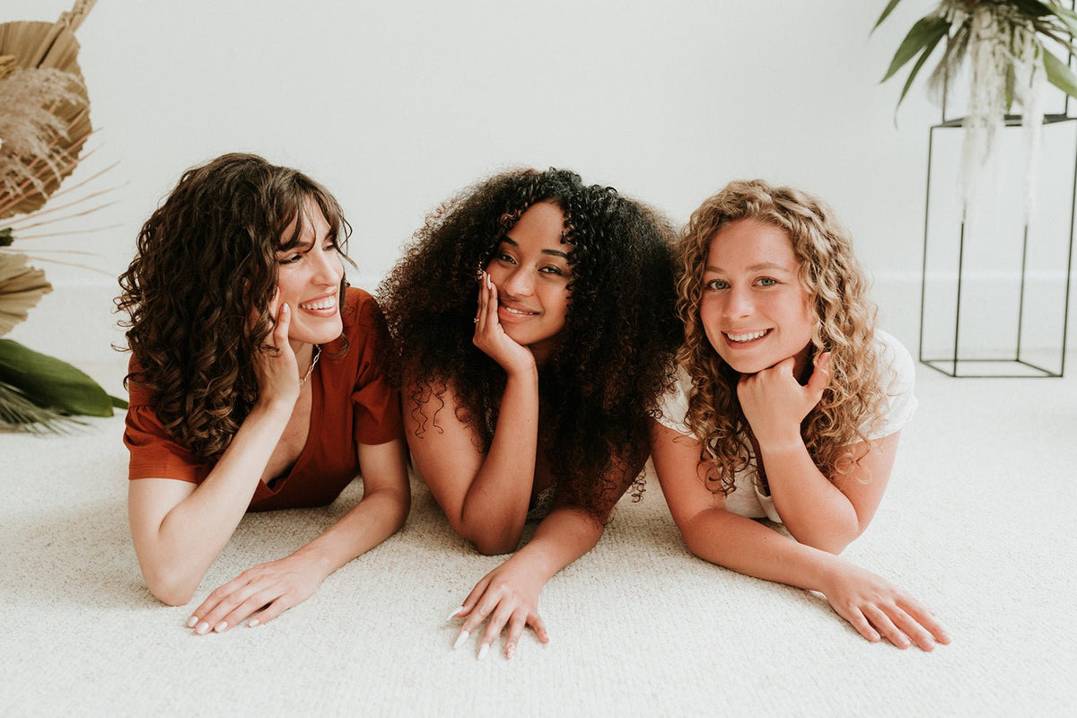 Femmes aux cheveux bouclés et frisés