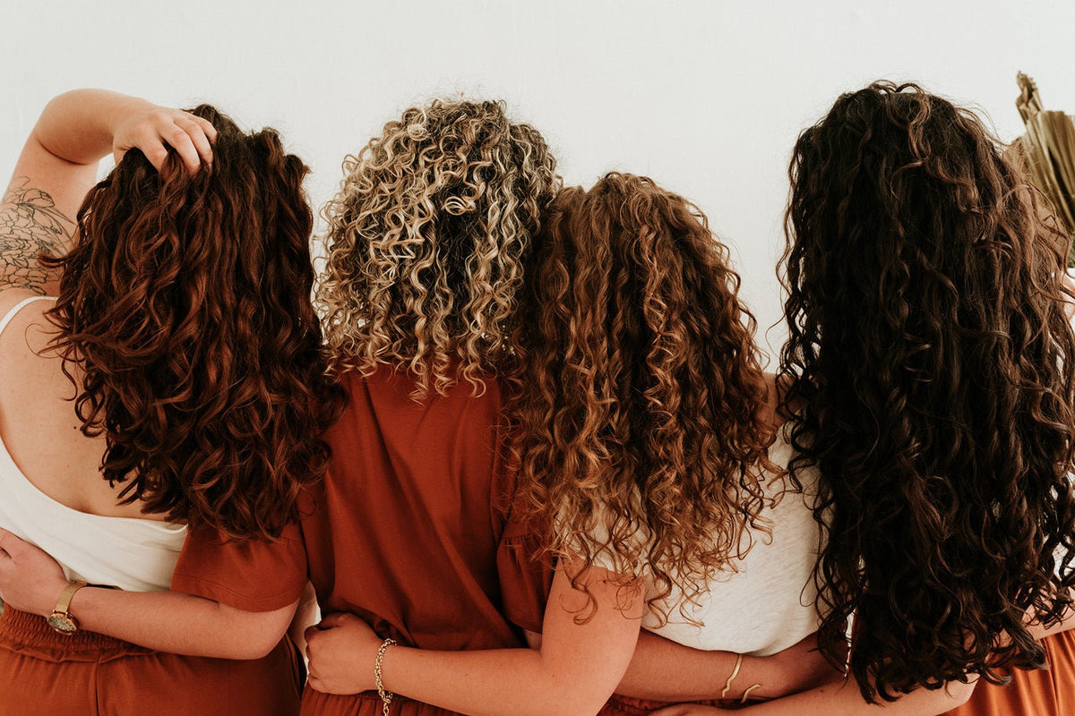 5 produits coiffants pour cheveux bouclés