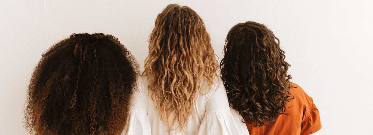 comment protéger ses cheveux bouclés du froid hivernal ?