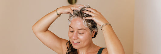 Cheveux bouclés cuir chevelu