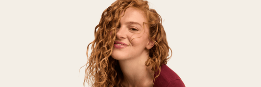 Femme au cheveux bouclés