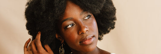 Femme avec des cheveux crépus